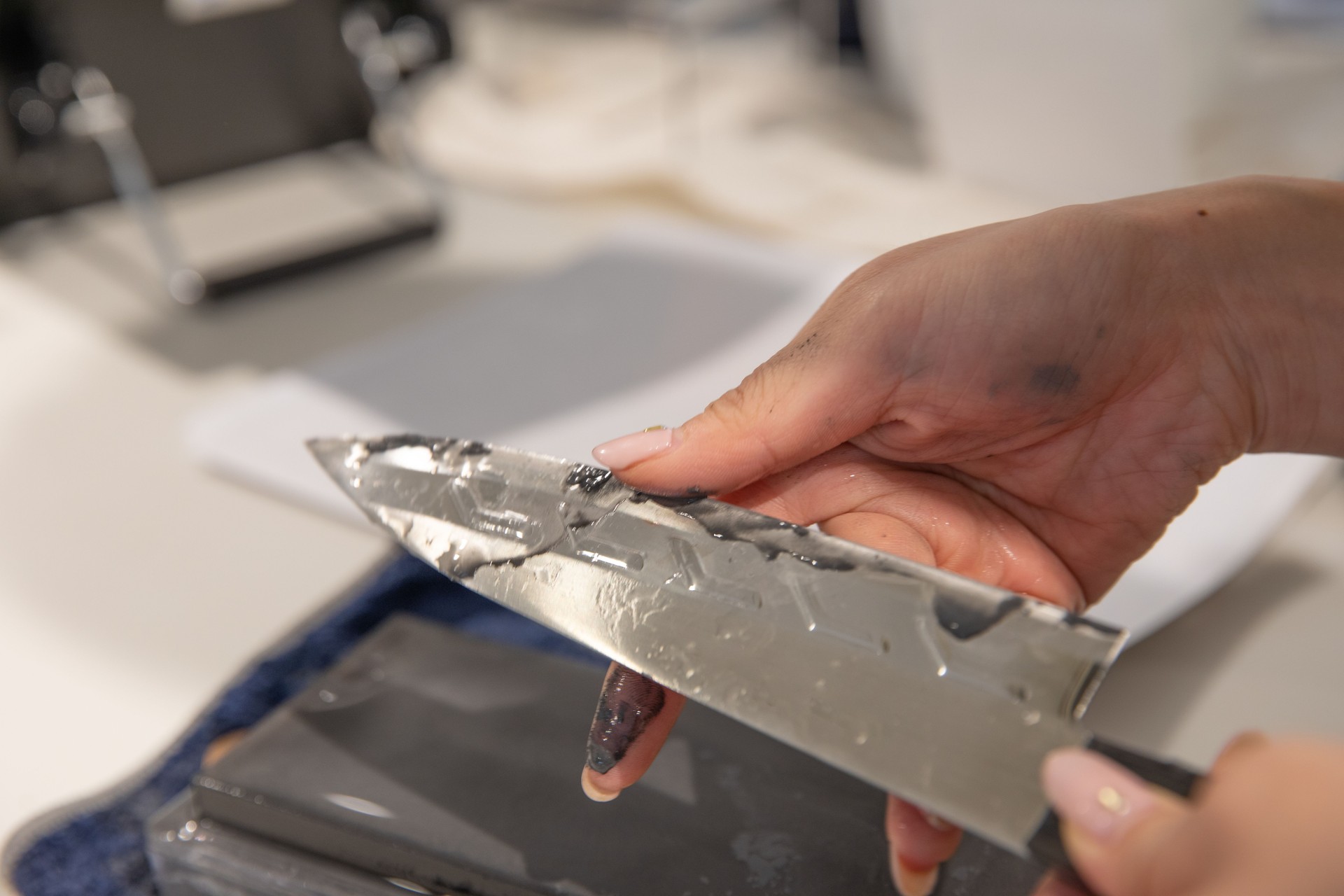 Sharpening knife with grindstone