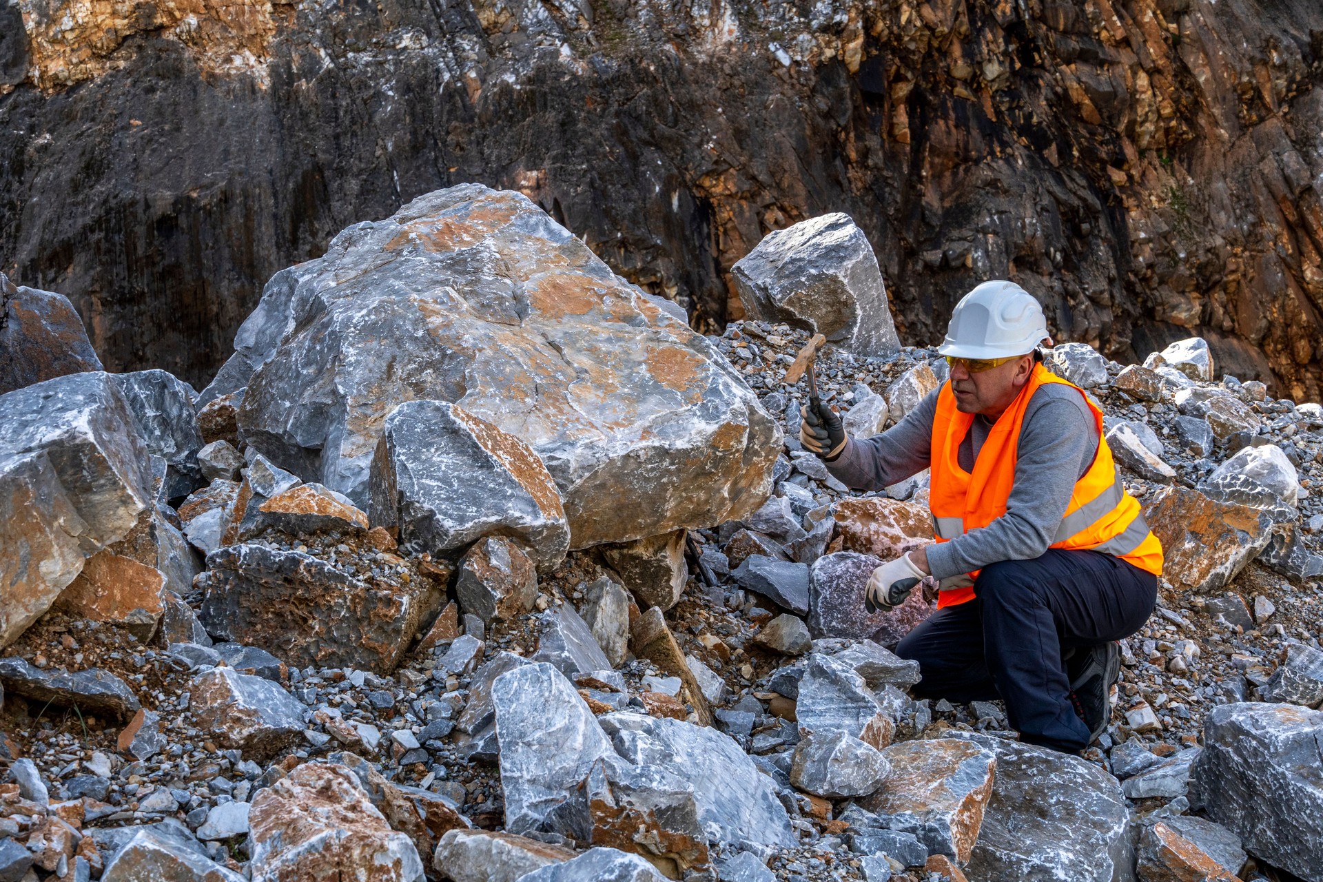 Geologist inspecting a mine,Explorers collect soil samples in search of minerals.