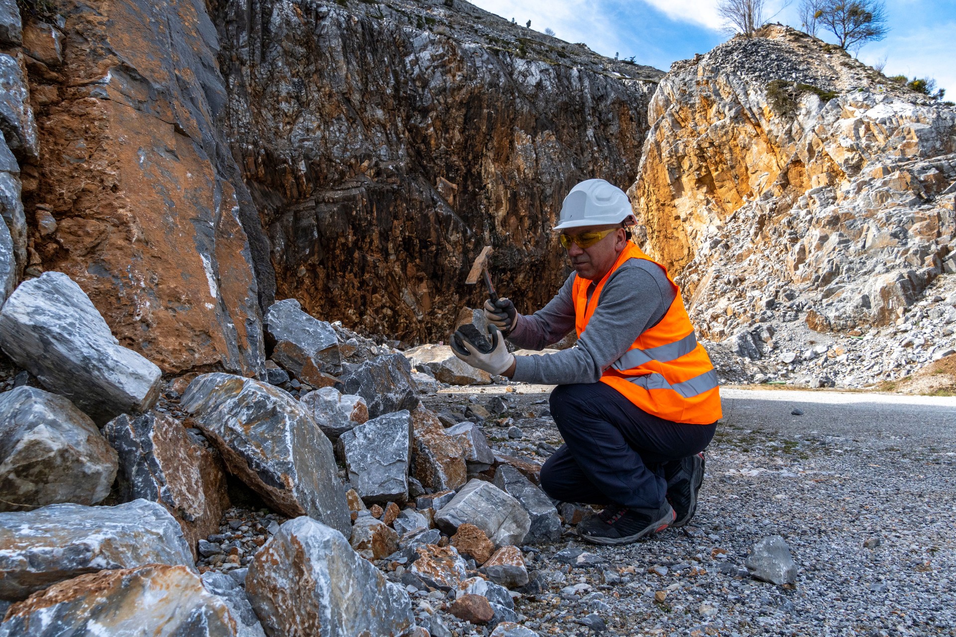 Geologist inspecting a mine,Explorers collect soil samples in search of minerals.